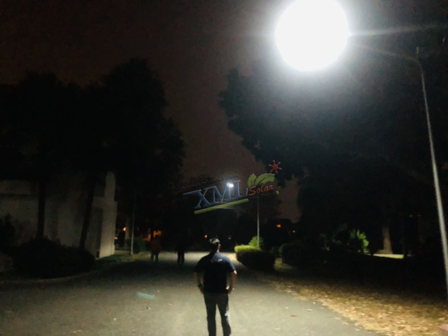 โคมไฟถนนโซล่าเซลล์ XML-Solar 300W (แสง : ขาว)(สว่างค้าง)
