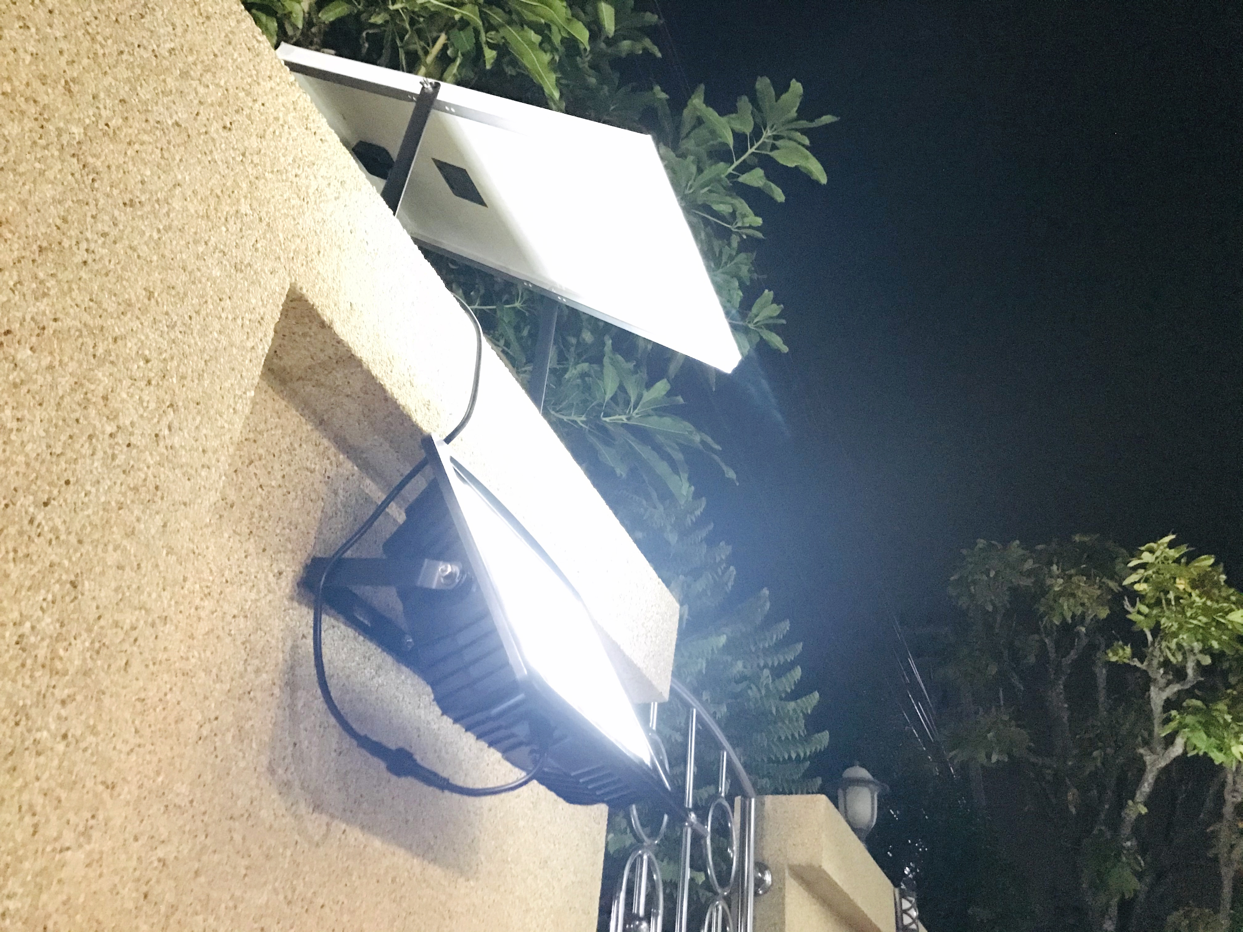 ไฟสปอตไลท์โซล่าเซลล์ 400 W. รุ่น Modi x XML ไซต์ใหญ่ (เเสง : ขาว)