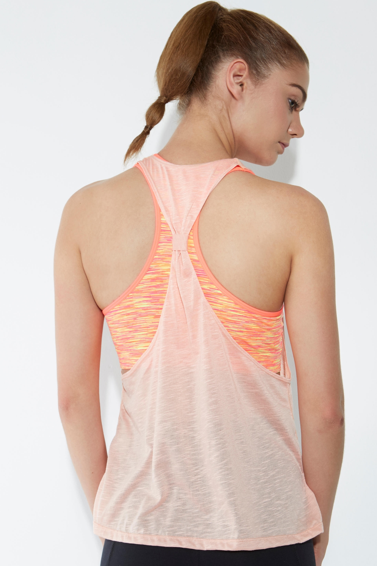 สปอร์ตบราเสื้อกล้าม สปอร์ตบราติดกับเสื้อกล้าม เสริมฟองน้ำถอดออกได้ ใสกระชับและสบาย ฟรีไซส์ มี 6 สี ราคาส่ง 3 ชิ้นคละแบบได้ ราคาตัวละ 250 บาท