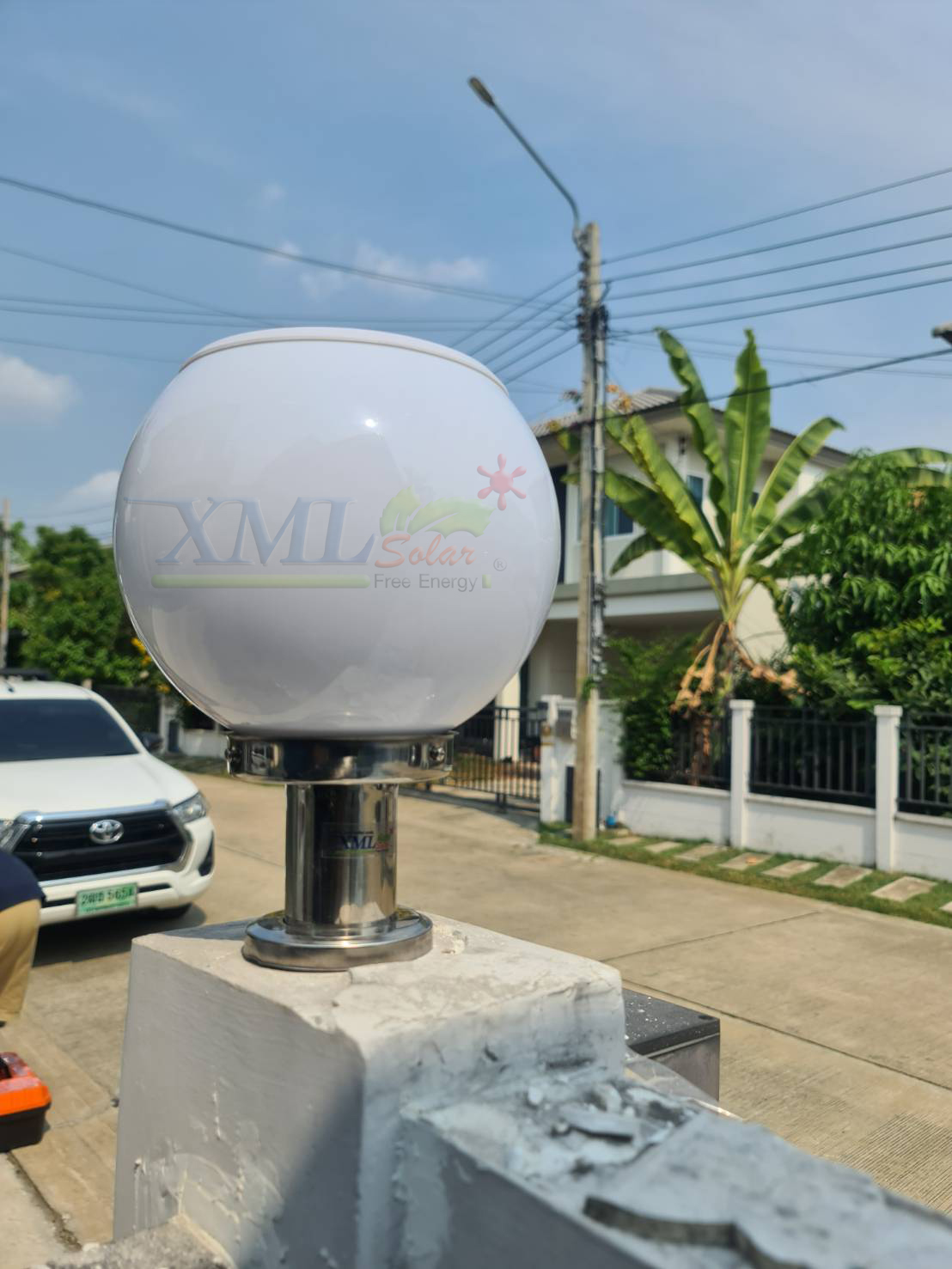 โคมไฟหัวเสาโซล่าเซลล์ ทรงกลมฐานสเเตนเลส (20 ซม.) + Remote (เปิดได้ 3 แสง)+AC