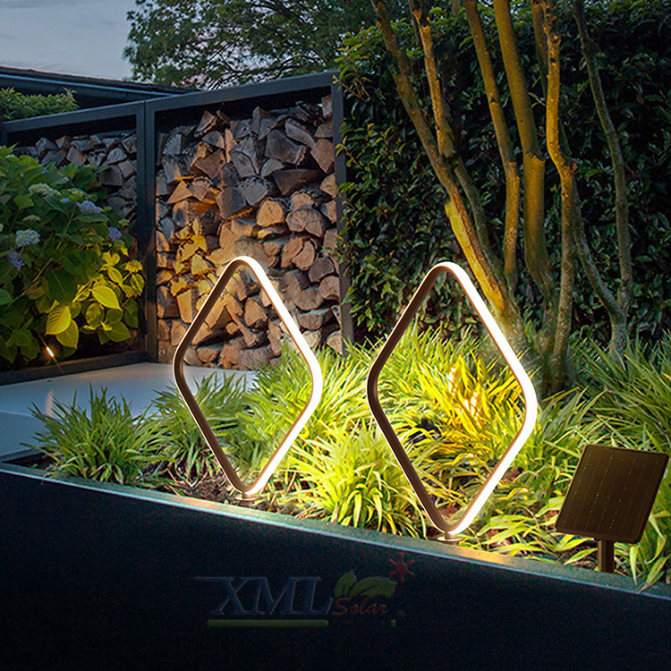 ไฟปักสนามโซล่าเซลล์ ทรงเหลี่ยม รุ่น DC-0589N (เเสง : เหลืองวอมไวท์)