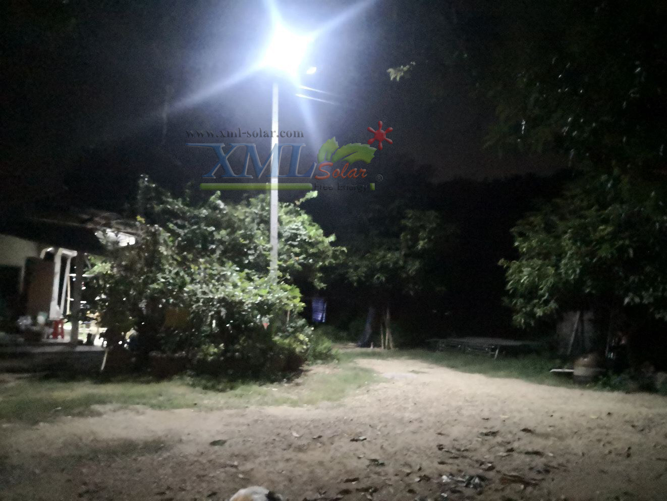 โคมไฟถนนโซล่าเซลล์ XML-Solar 200W (แสง : ขาว)(สว่างค้าง)