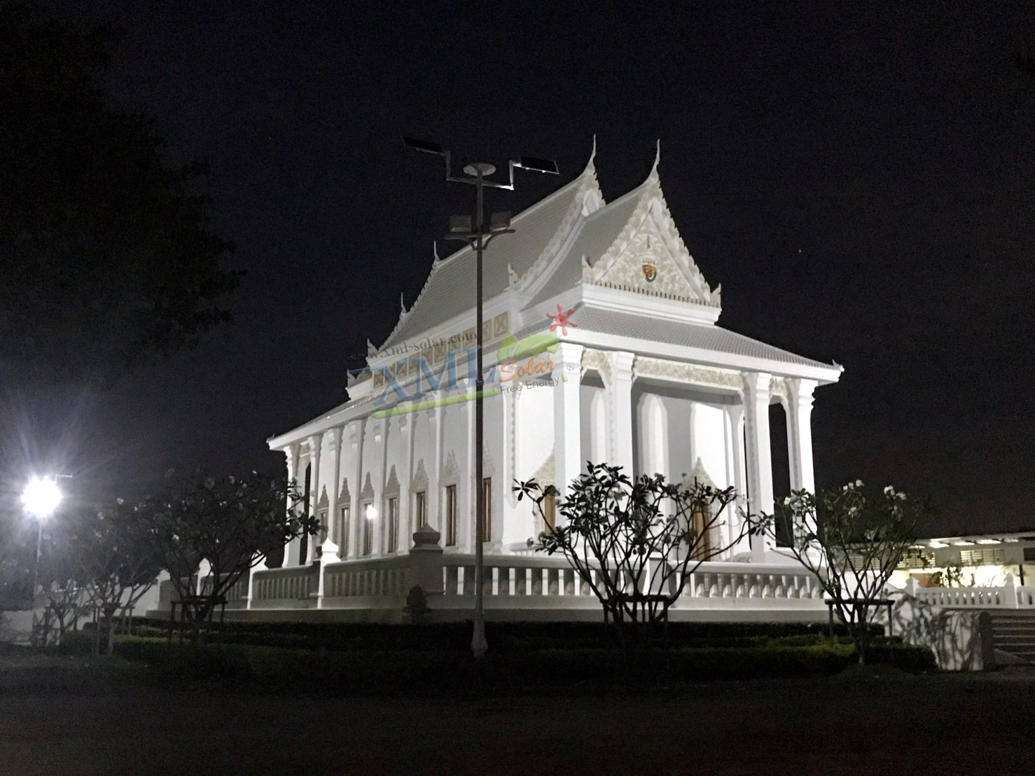 ไฟสปอตไลท์โซล่าเซลล์ 300 Watt กล่องสีน้ำตาล (เปิดได้ 3 แสง)