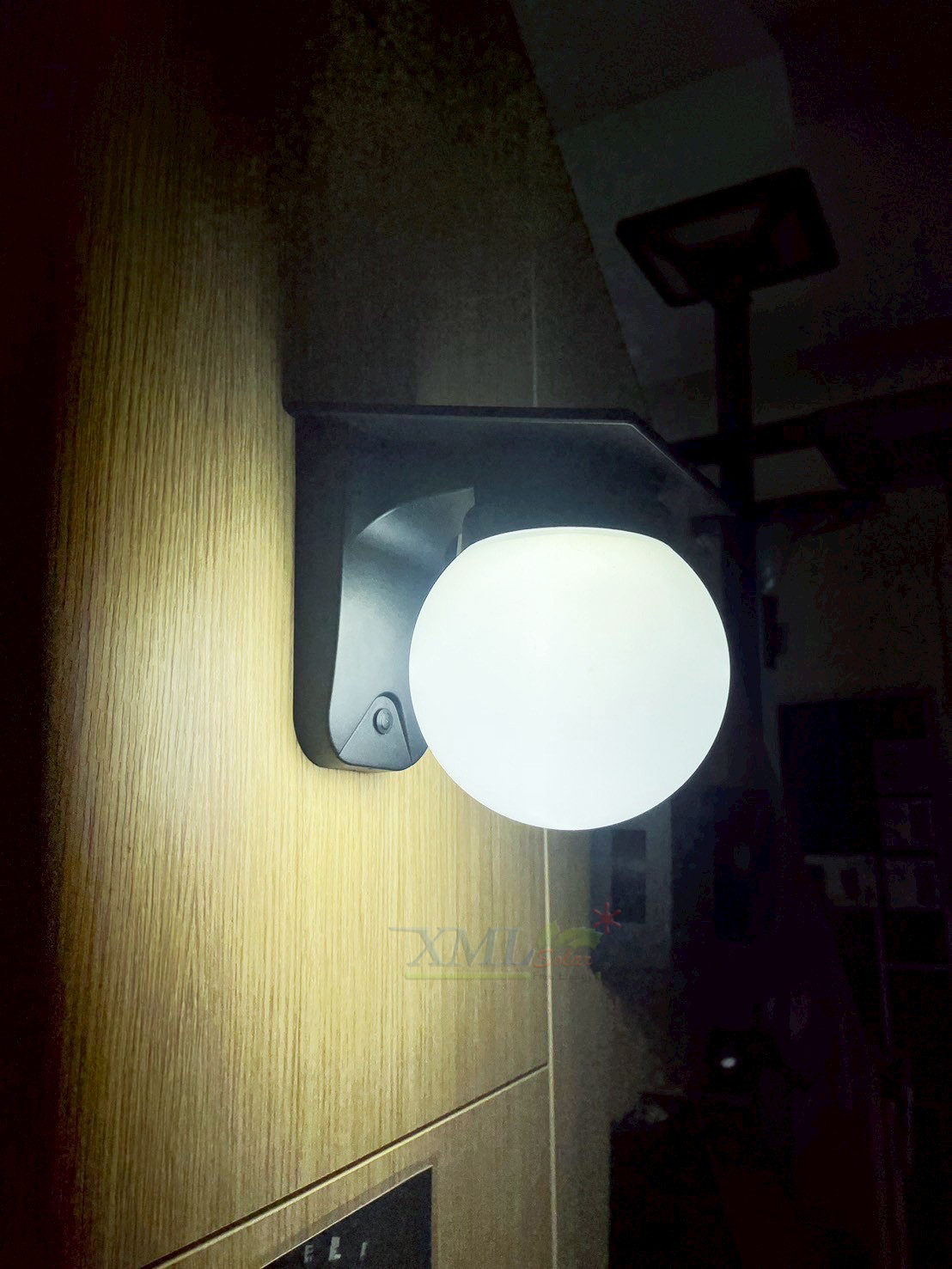 โคมไฟติดผนังโซล่าเซลล์ รุ่น MD-SOLAR-Q5001 (เปิดได้ 3 แสง)