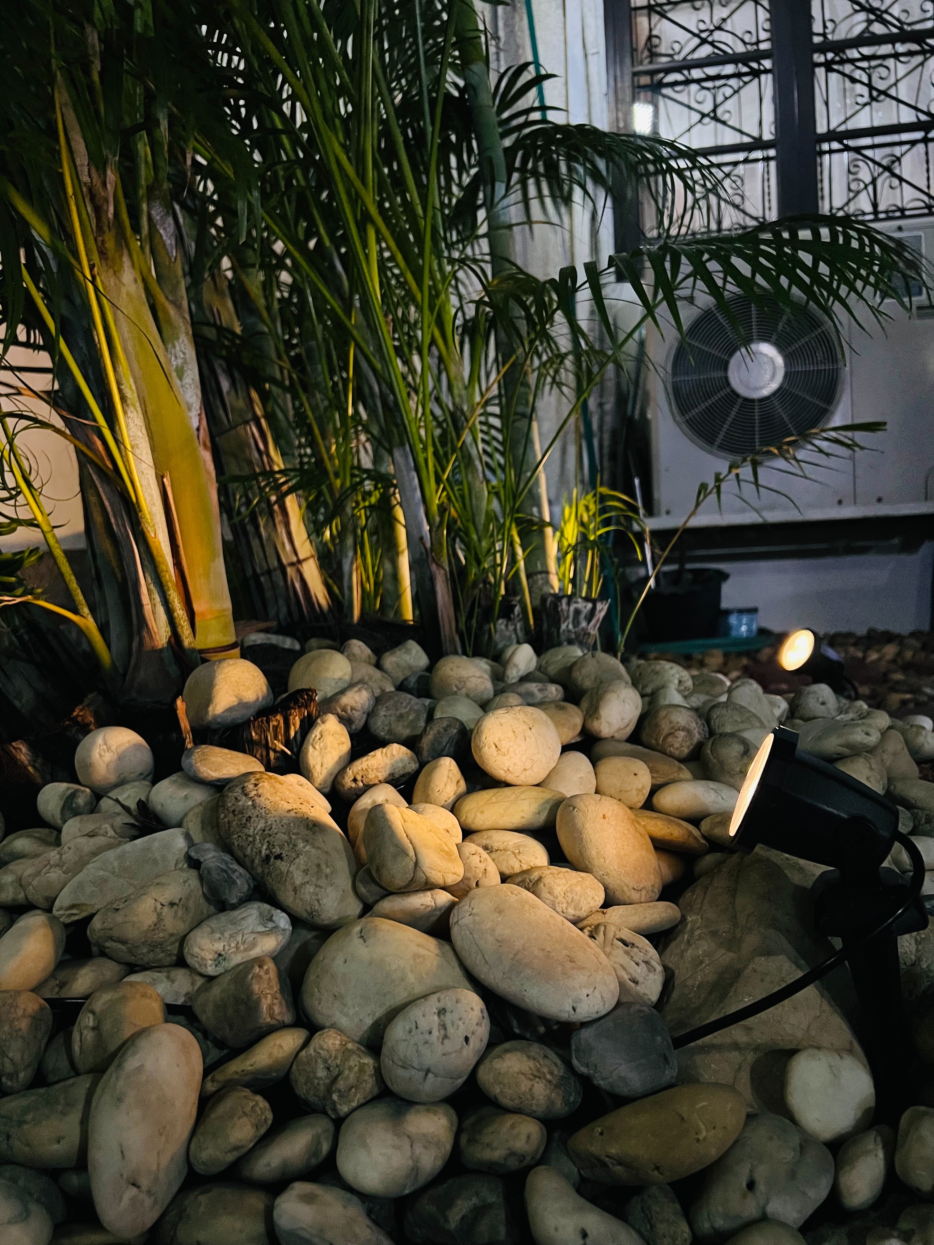 สปอร์ตไลท์ปักสนามโซล่าเซลล์ DC-17 รุ่น 4 หัว สาย 3 เมตร (แสง : เหลืองวอมไวท์)