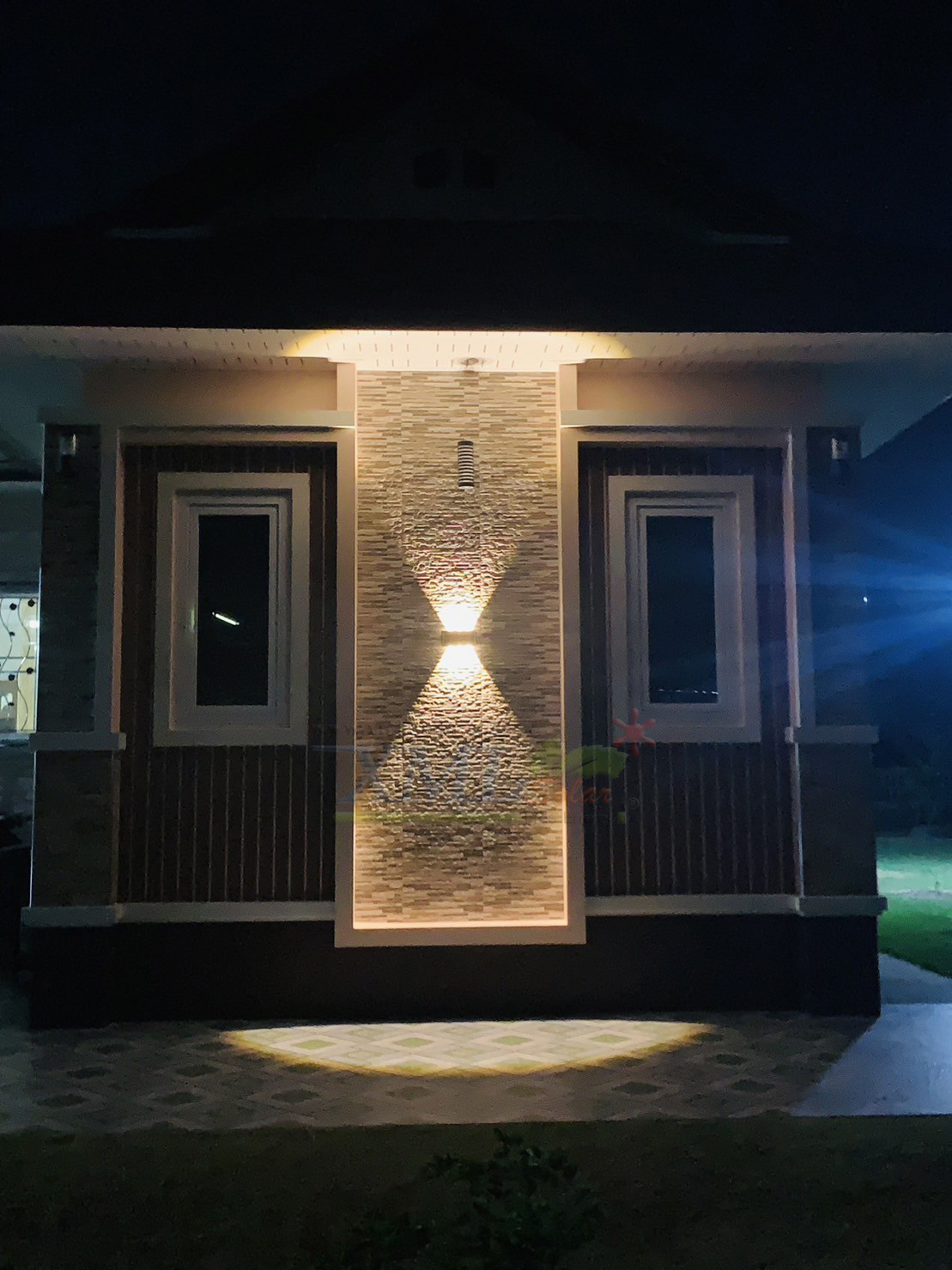 โคมไฟผนังโซล่าเซลล์ 6 LED รุ่นส่องบนล่าง (แสง : เหลืองวอมไวท์)