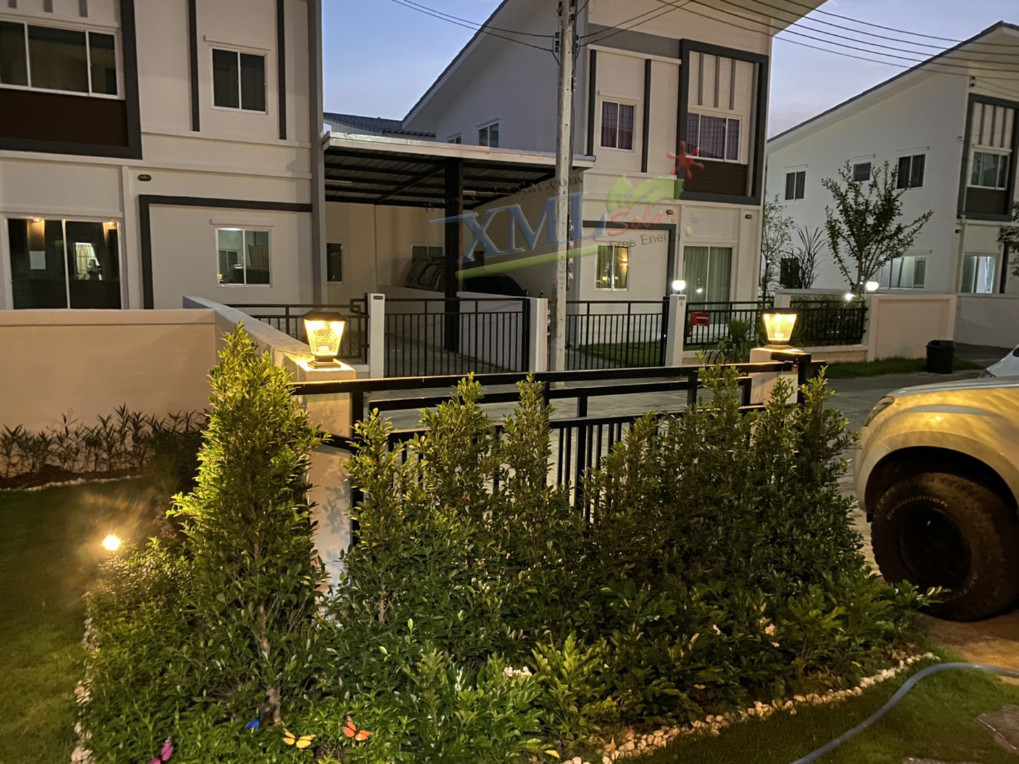 โคมไฟหัวเสาโซล่าเซลล์ + AC ทรงสี่เหลี่ยม ไซส์ใหญ่ (เปิดได้ 2 แสง)(1 แถม 1)