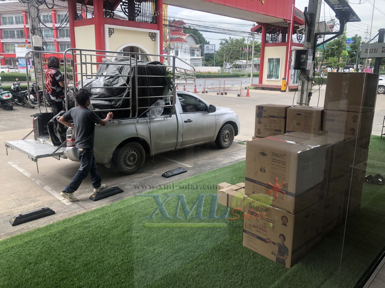 โคมไฟหัวเสาโซล่าเซลล์ ทรงกลมฐานสเเตนเลส (30 ซม.) + Remote (เปิดได้ 3 แสง)+AC