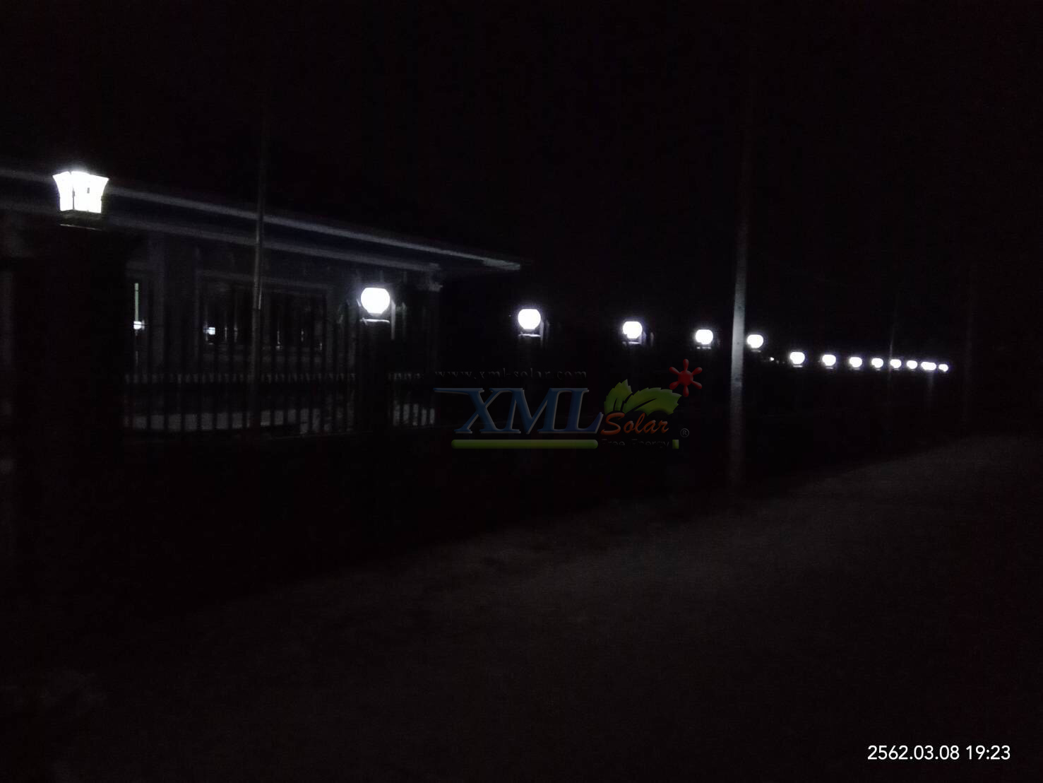 โคมไฟหัวเสาโซล่าเซลล์ + AC ทรง Grand เเบบที่ 2 (สีดำ) (เเสง : ขาว + เหลืองวอมไวท์) (45 cm.)