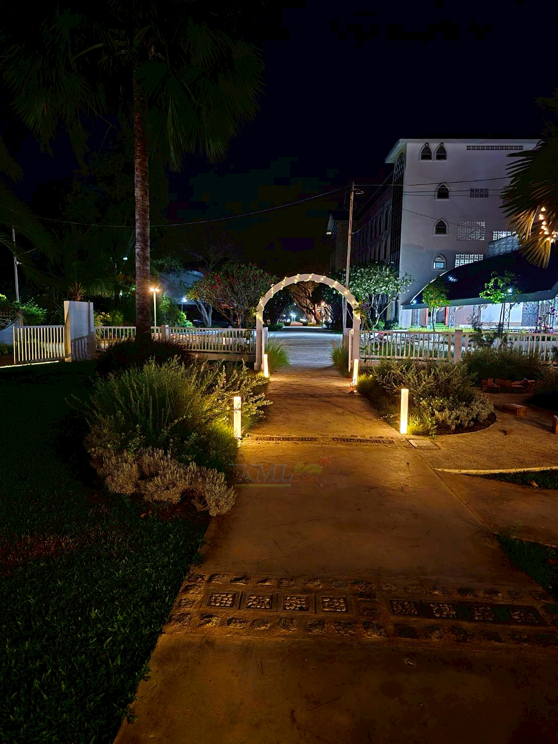 โคมไฟตั้งพื้นโซล่าเซลล์ รุ่น TC-11838 (แสงขาว + เหลืองวอมไวท์)