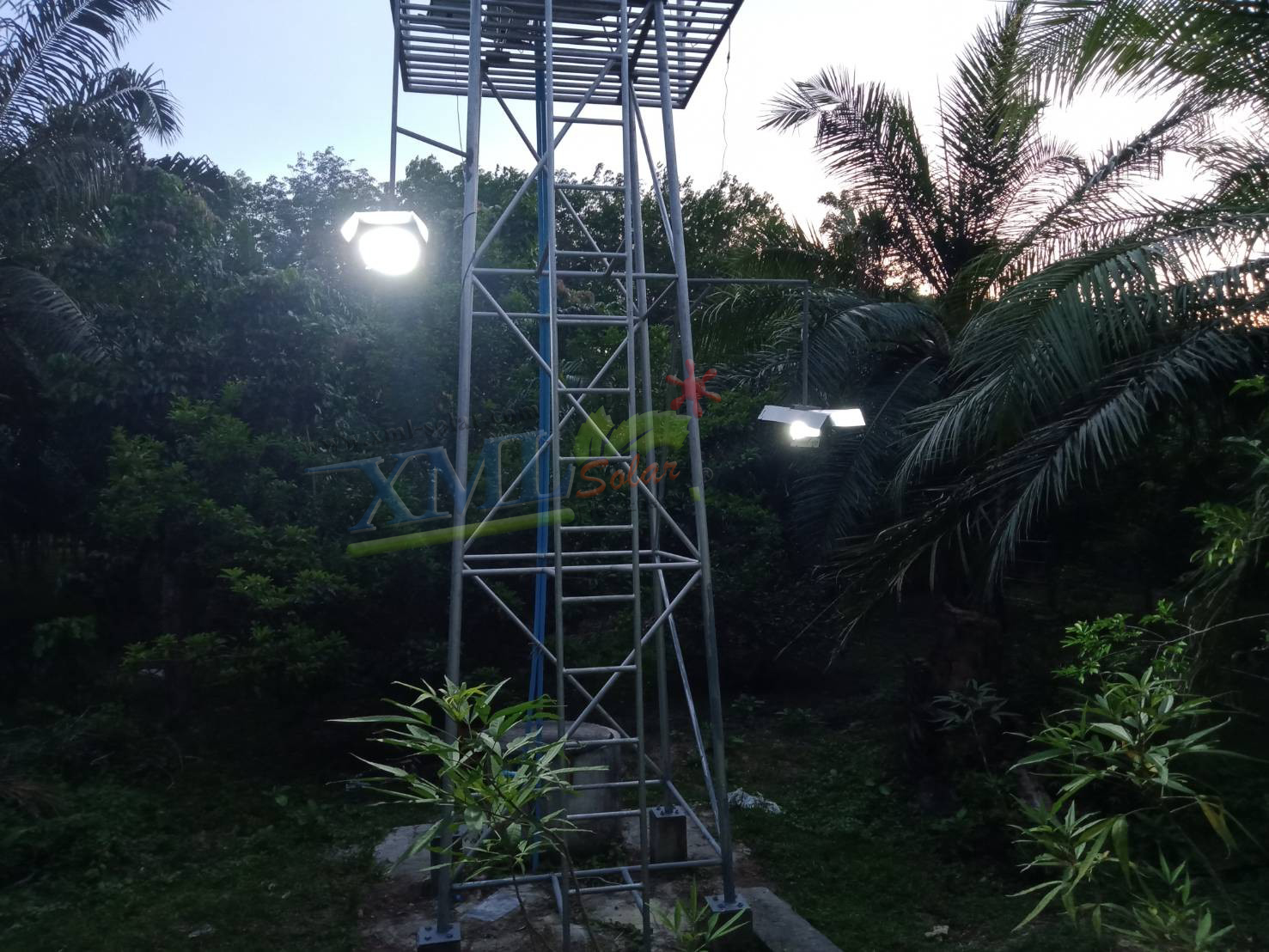 ไฟสปอตไลท์โซล่าเซลล์ 100 Watt กล่องสีน้ำตาล (เปิดได้ 3 แสง)