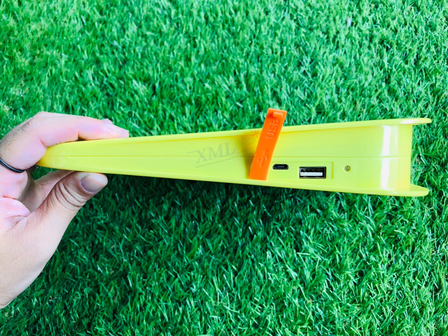 โคมไฟอเนกประสงค์โซล่าเซลล์ รุ่นพกพา 73 LED (แสง : เหลืองวอมไวท์)