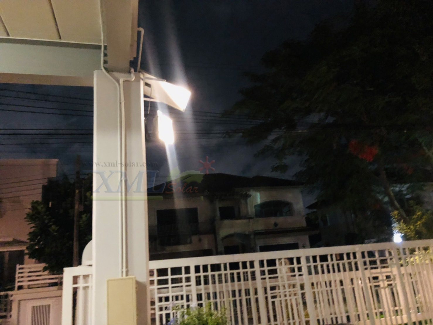 ไฟสปอตไลท์โซล่าเซลล์ 100 Watt กล่องสีน้ำตาล (เปิดได้ 3 แสง)