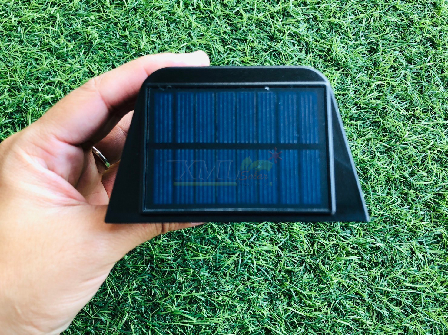 ไฟผนังโซล่าเซลล์ Modern รุ่น เหลี่ยม (แสง : เหลืองวอมไวท์)