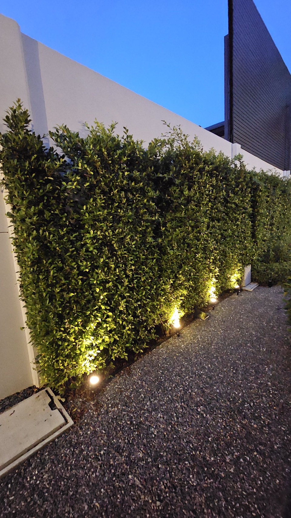 สปอร์ตไลท์ปักสนามโซล่าเซลล์ DC-17 รุ่น 4 หัว สาย 3 เมตร (แสง : เหลืองวอมไวท์)