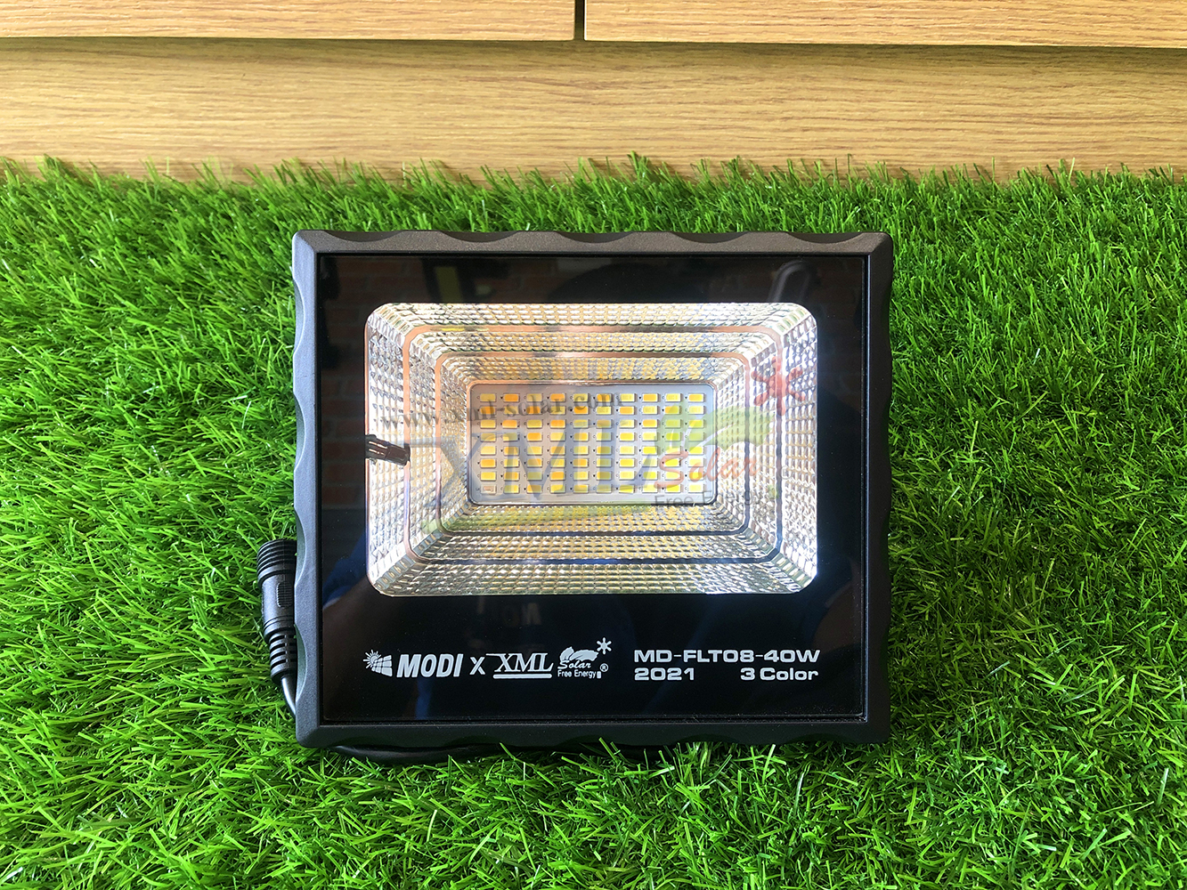 รุ่นประหยัด ไฟสปอตไลท์โซล่าเซลล์ 40 W. รุ่น MODI x XML (เปิดได้ 3 แสง)