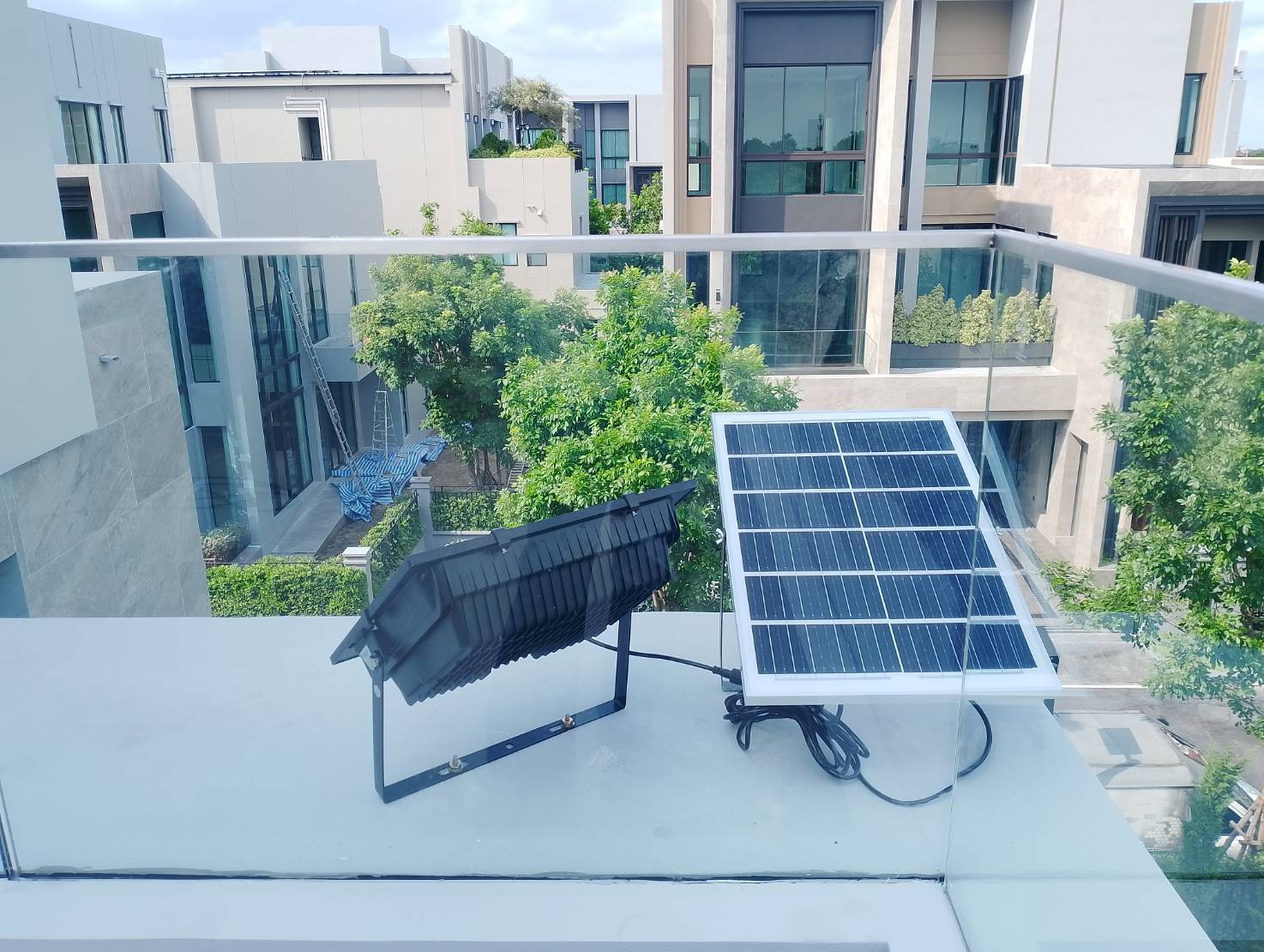 ไฟสปอตไลท์โซล่าเซลล์ 200 Watt กล่องสีน้ำตาล (เปิดได้ 3 แสง)