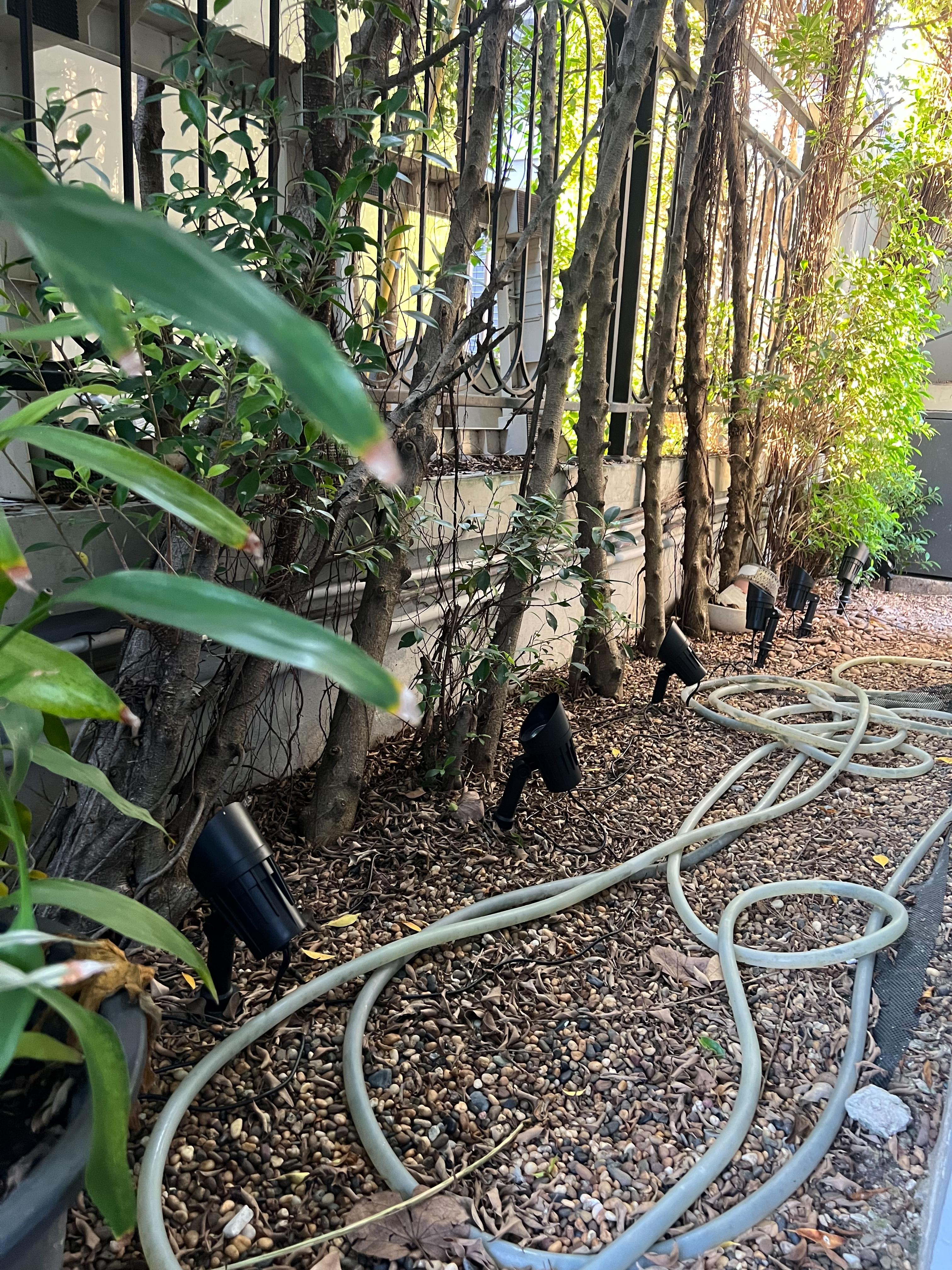 โคมไฟปักสนามโซล่าเซลล์ แพ็ค 4 ดวง รุ่น MD-SSL88 (แสง : เหลืองวอมไวท์)