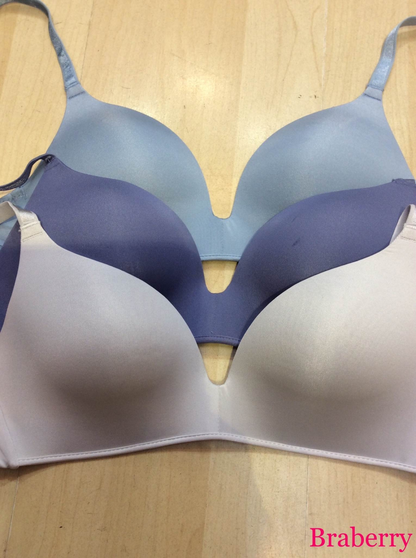 ยูนิโคล่บรา บราไร้โครงเนื้อนุ่มบางเบา ใส่สบาย กระชับเรียบเนียน มี 7 สี Size 32,34,36,38 ราคาส่ง 3 ชิ้นคละแบบได้ ตัวละ 300 บาท