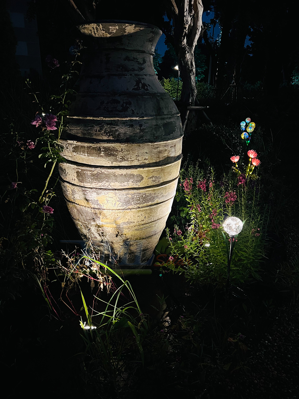 สปอร์ตไลท์ปักสนามโซล่าเซลล์ DC-18 รุ่น 6 หัว (แสง : เหลืองวอมไวท์)