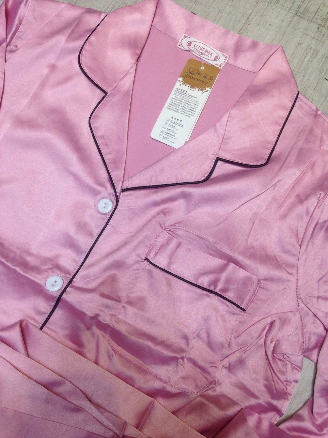 ชุดนอนผ้าซาติน ผ้านุ่ม ลื่น ใส่สบาย สไตล์เรียบหรู ผ้าระบายอากาศได้ดีไม่ร้อน สีเทาเข้ม ราคาชุดละ 450 บาท