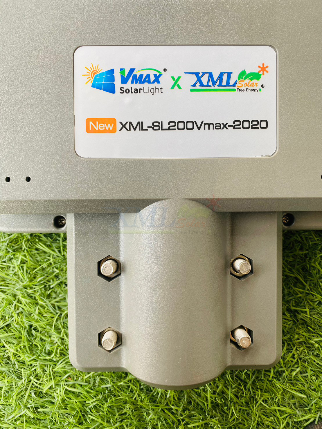 โคมไฟถนนโซล่าเซลล์ Vmax x XML 200W Series 2020 (แสง : เหลืองวอมไวท์)