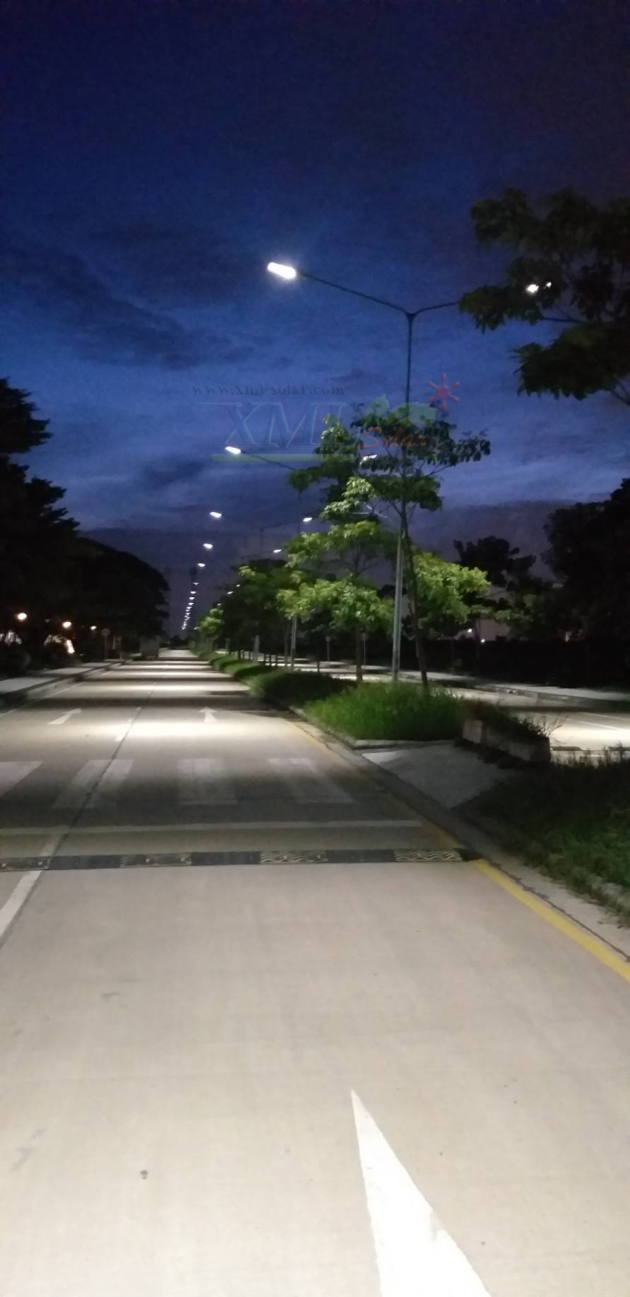 โคมไฟถนนโซล่าเซลล์ Modi x XML รุ่น MD-SLT17-400W (แสง : ขาว)(Motion sensor + สว่างค้าง)