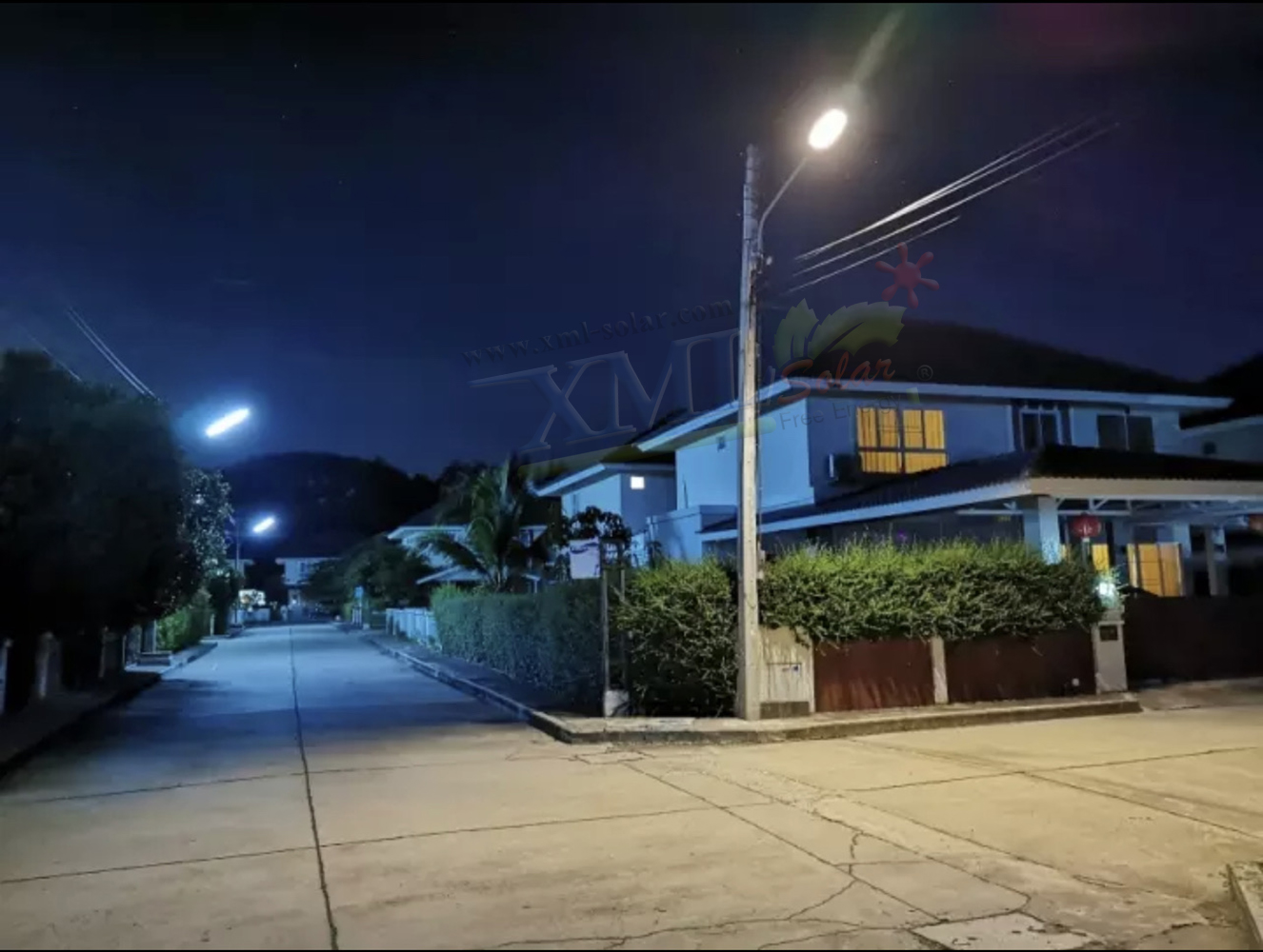 โคมไฟถนนโซล่าเซลล์ Vmax 300w. Series 2020 (แสง : เหลืองวอมไวท์)