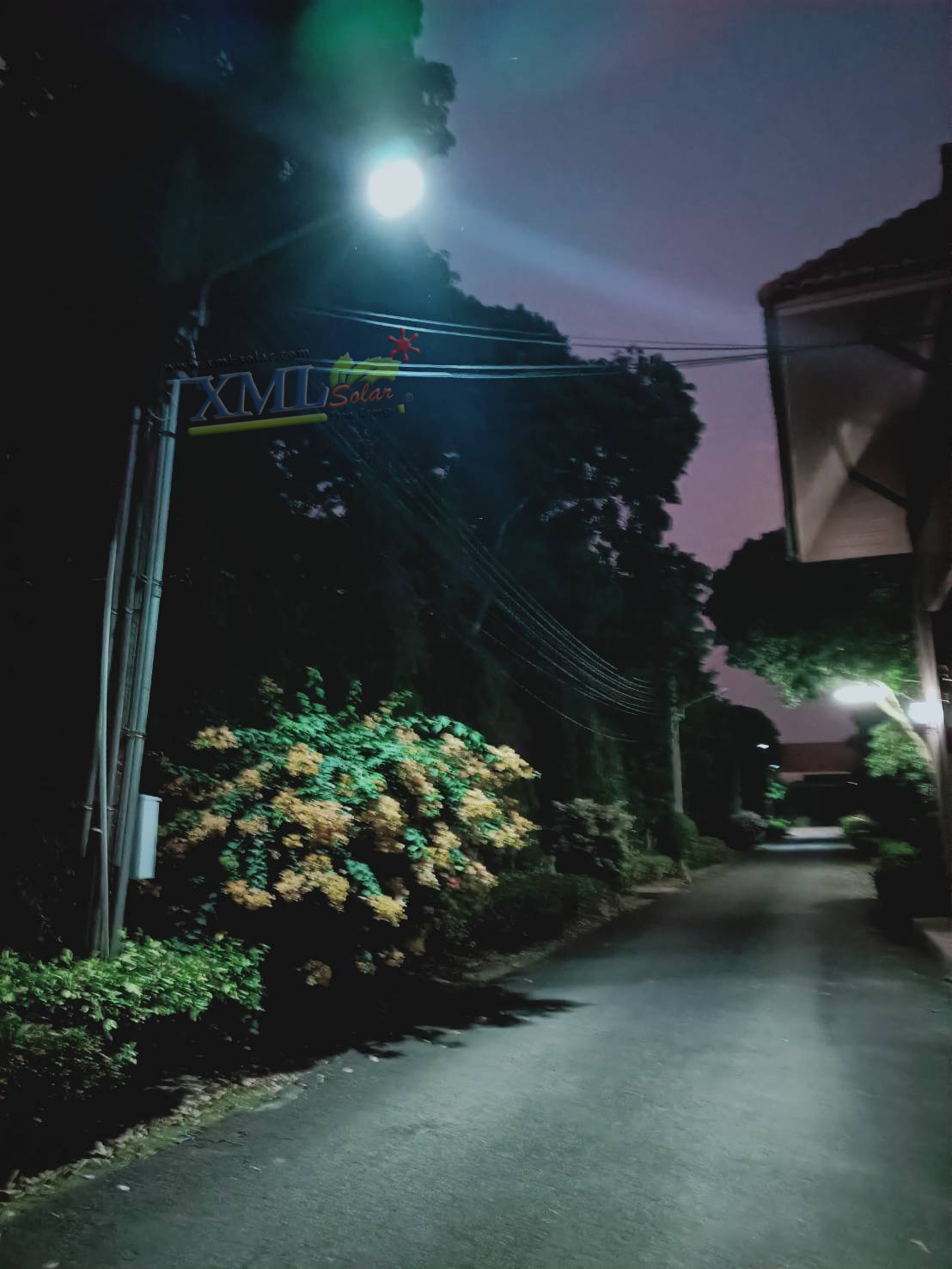 โคมไฟถนนโซล่าเซลล์ XML-Solar 200W (แสง : ขาว)(สว่างค้าง)