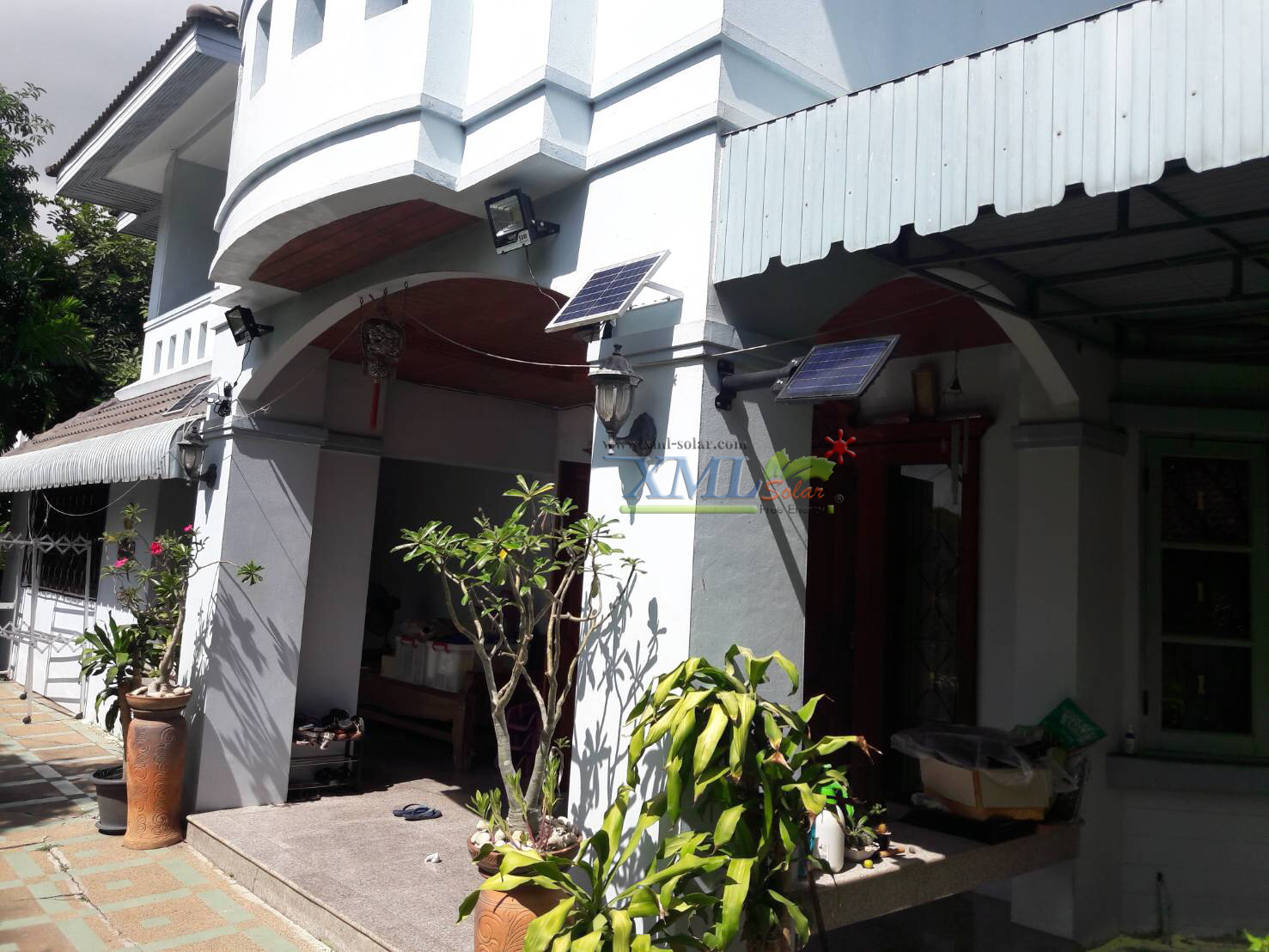 ไฟสปอตไลท์โซล่าเซลล์ 50 Watt กล่องสีน้ำตาล (เปิดได้ 3 แสง)