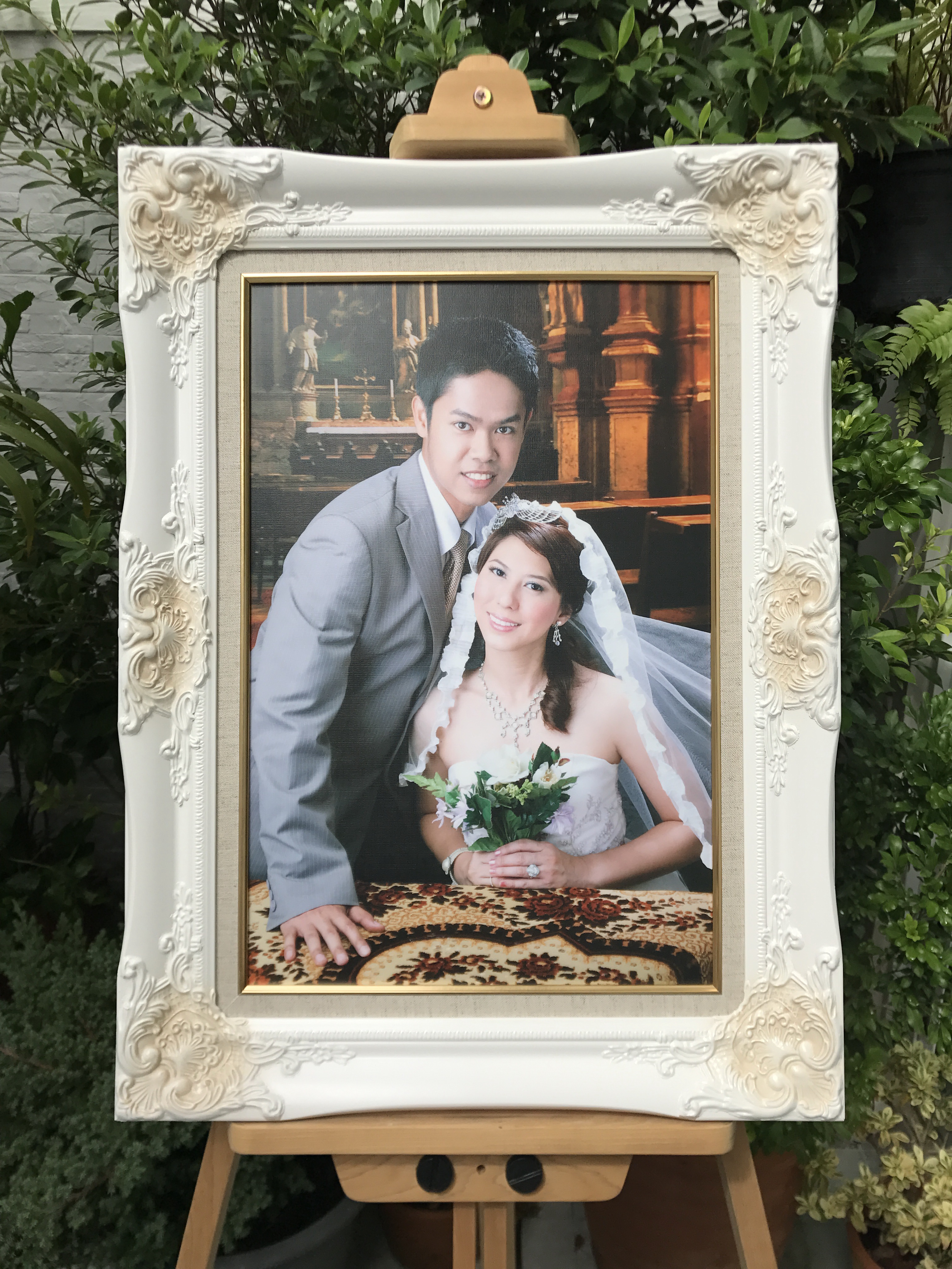 กรอบหลุยส์ไม้แท้ ขนาด 12x18 นิ้ว สีขาว