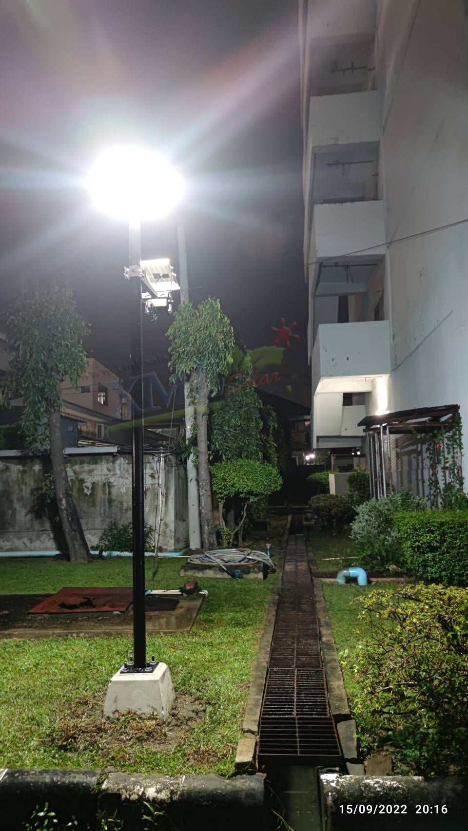 ชุดเสาพร้อมโคม SET B (โคมไฟโซล่าเซลล์ UFO SLT28-300W + เสาเหล็กดำสูง 2.82 เมตร)(แสงขาว)