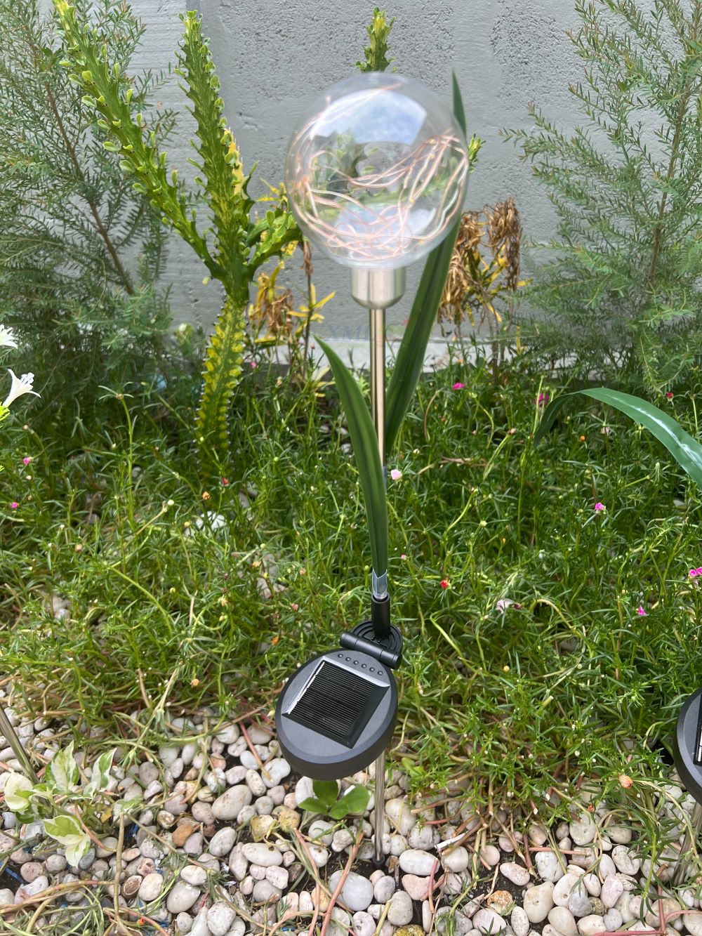 ไฟปักสนามโซล่าเซลล์ ทรงบอลกลม (แสง : เหลืองวอมไวท์)(1 แถม 1)