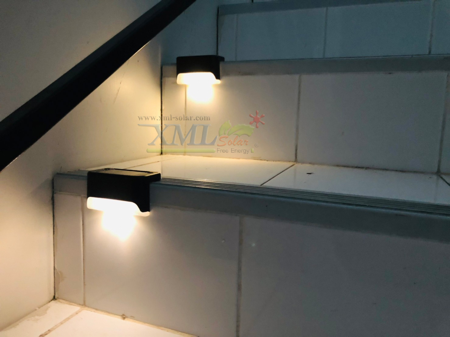 ไฟโซล่าเซลล์ติดบันได 1 LED (สีดำ) (แสง : เหลืองวอมไวท์) (ซื้อ 1 เเถม 7)