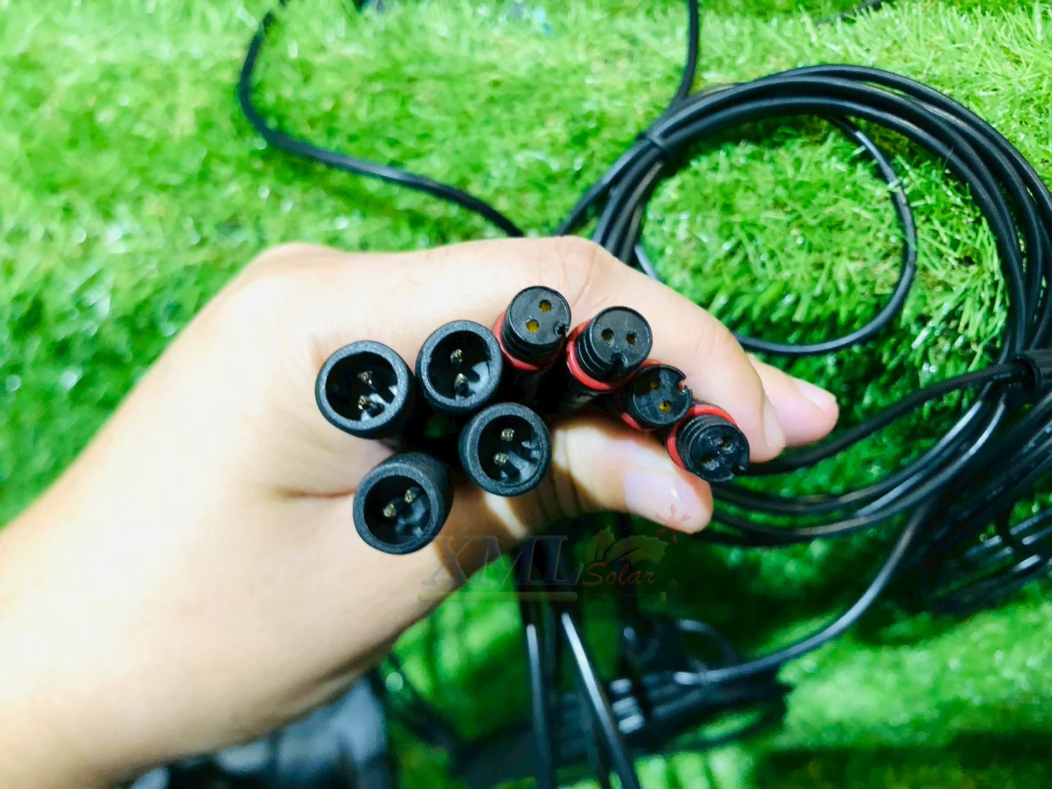 ไฟปักสนามโซล่าเซลล์ ทรงเหลี่ยม รุ่น DC-0589N (เเสง : เหลืองวอมไวท์)