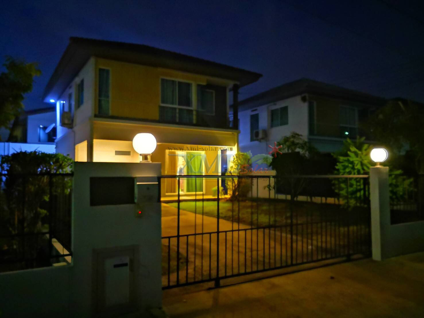 โคมไฟหัวเสาโซล่าเซลล์ ทรงกลมฐานสเเตนเลส (25 ซม.) + Remote (เปิดได้ 3 แสง)+AC