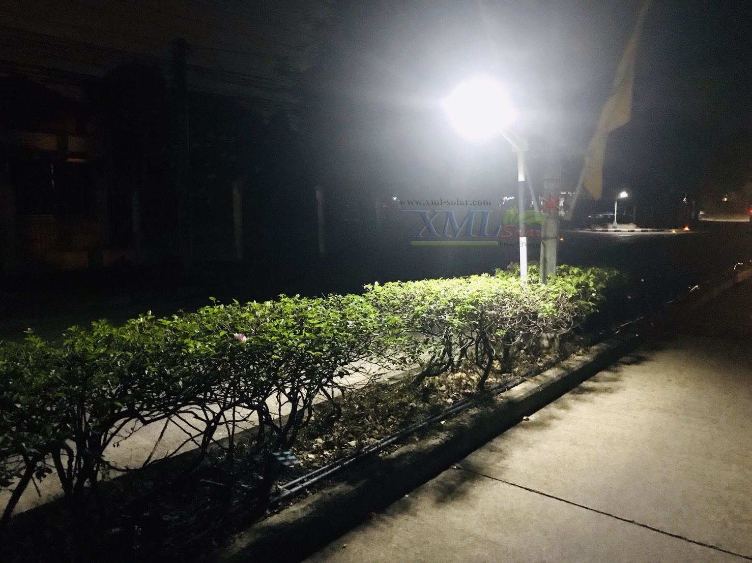 โคมไฟถนนโซล่าเซลล์ 200 W. รุ่น 2 แสง (แสง : ขาว+เหลืองวอมไวท์)