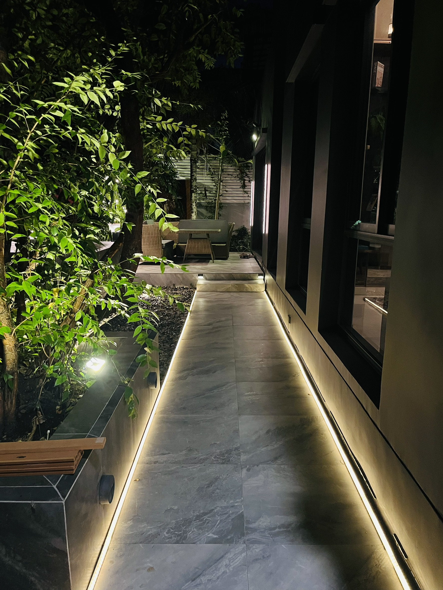 ไฟสปอตไลท์โซล่าเซลล์ 50 Watt กล่องสีน้ำตาล (เปิดได้ 3 แสง)