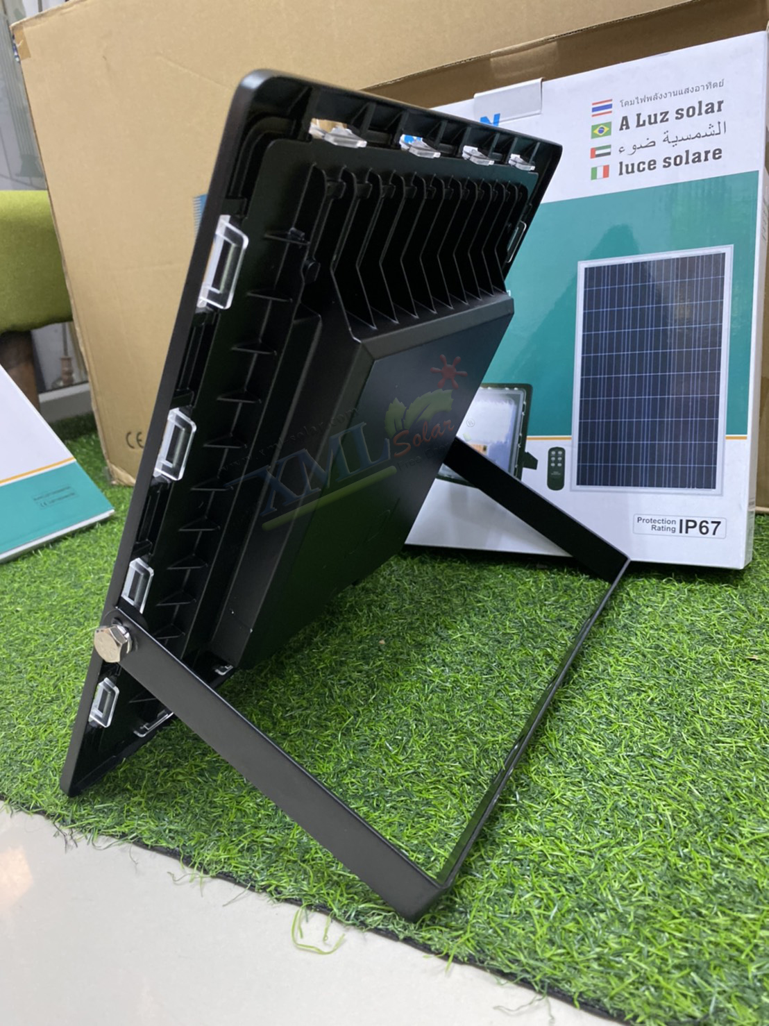 ไฟสปอตไลท์โซล่าเซลล์ 200W SLIM (แสง : เหลืองวอมไวท์)