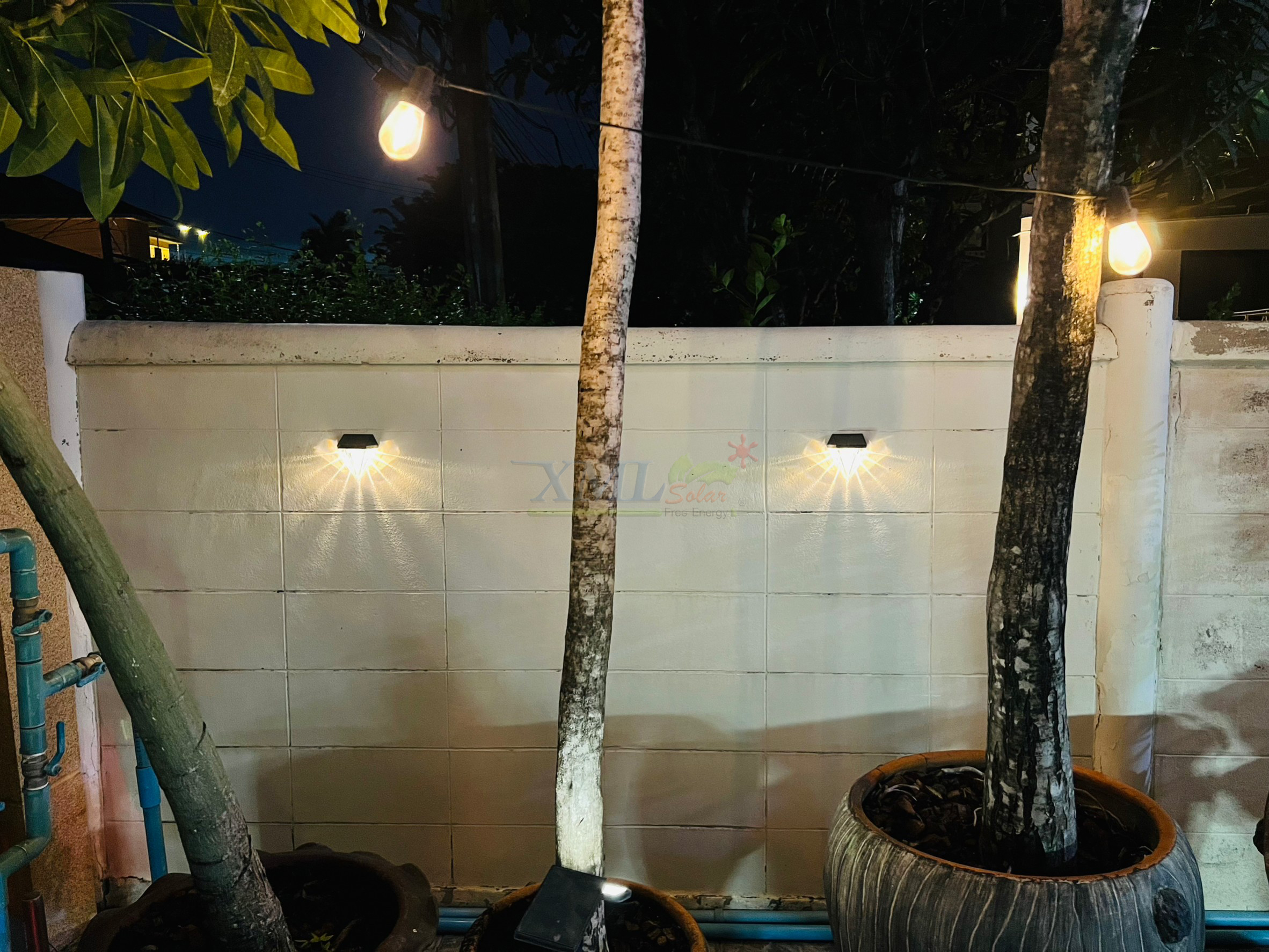 ไฟผนังโซล่าเซลล์ (ทรงเพชร) (แสง : เหลืองวอมไวท์)(1 แถม 1)