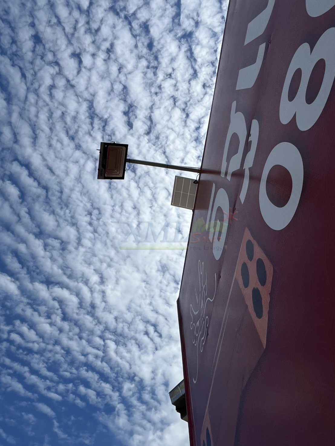 ไฟสปอตไลท์โซล่าเซลล์ 200 Watt กล่องสีน้ำตาล (เปิดได้ 3 แสง)