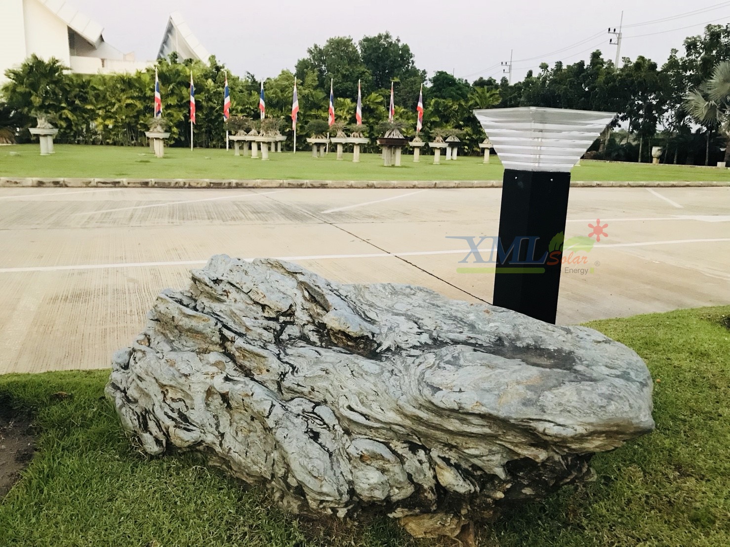 ไฟตั้งพื้นโซล่าเซลล์ ทรง พีระมิด สีดำ โคมใส (80 cm) (แสง : ขาว + เหลืองวอมไวท์)