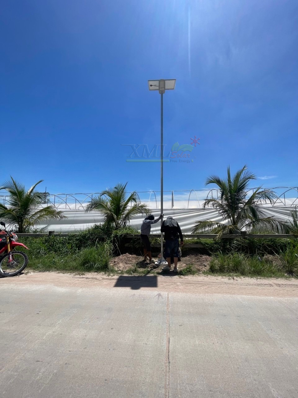 โคมไฟถนนโซล่าเซลล์อัจฉริยะ (รุ่น 9,000Lumens + แผง 100 W) (แสง : ขาว)