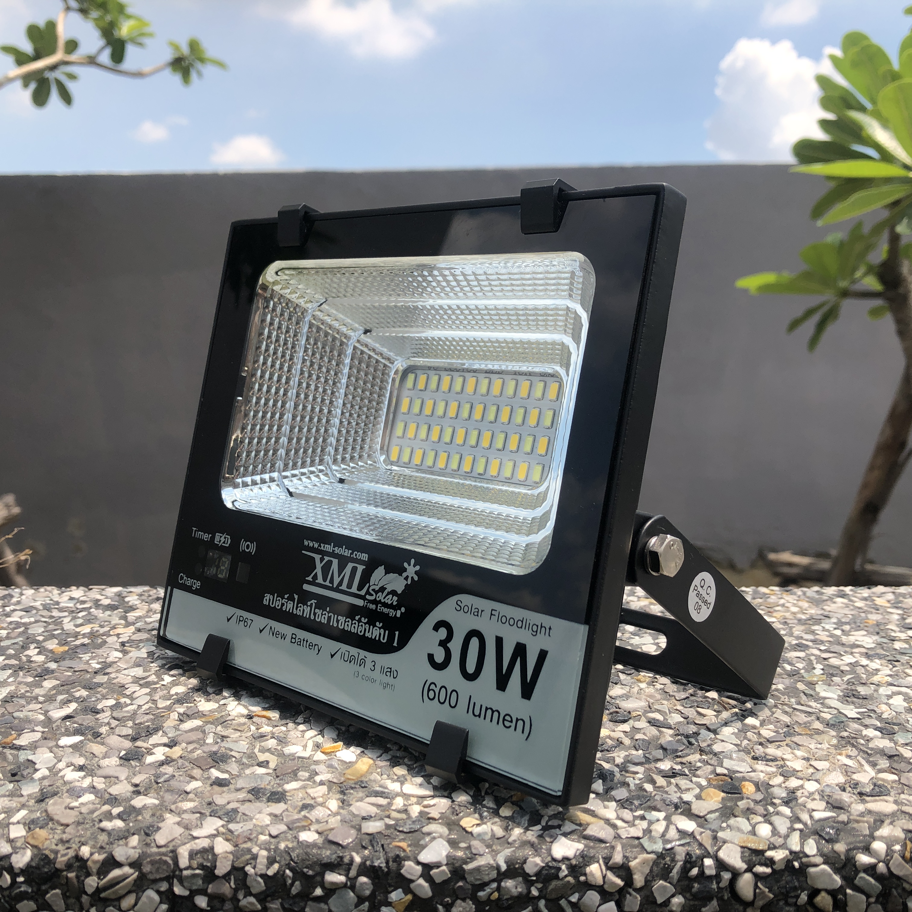 ไฟสปอตไลท์โซล่าเซลล์ 30 Watt กล่องสีน้ำตาล (เปิดได้ 3 แสง)