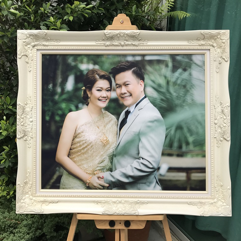 กรอบหลุยส์ไม้เทียม 20x24 นิ้ว สีขาว รวมอัดภาพเคลือบภาพ