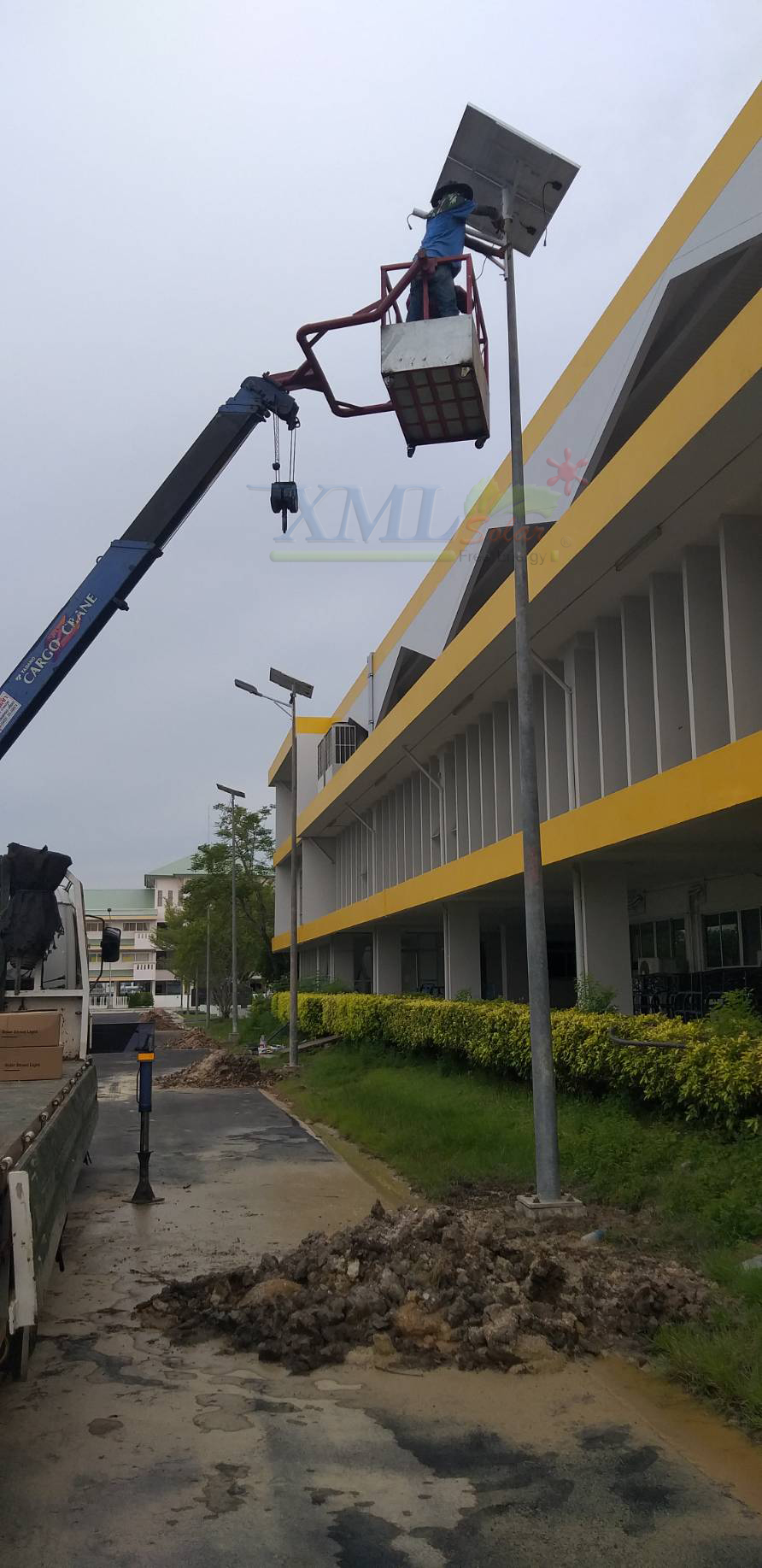 โคมไฟถนนโซล่าเซลล์ Series Y แผงเเยกโคมได้ (12800 Lumens + แผง 200 W) (แสง : ขาว)