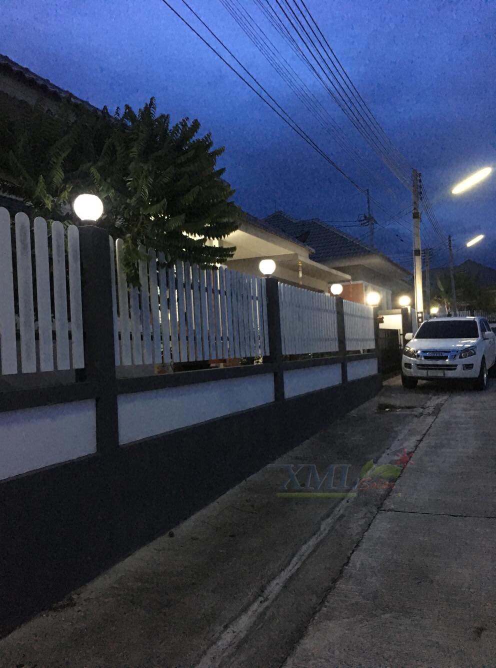 โคมไฟหัวเสาโซล่าเซลล์ ทรงกลมฐานสเเตนเลส (20 ซม.) + Remote (เปิดได้ 3 แสง)+AC