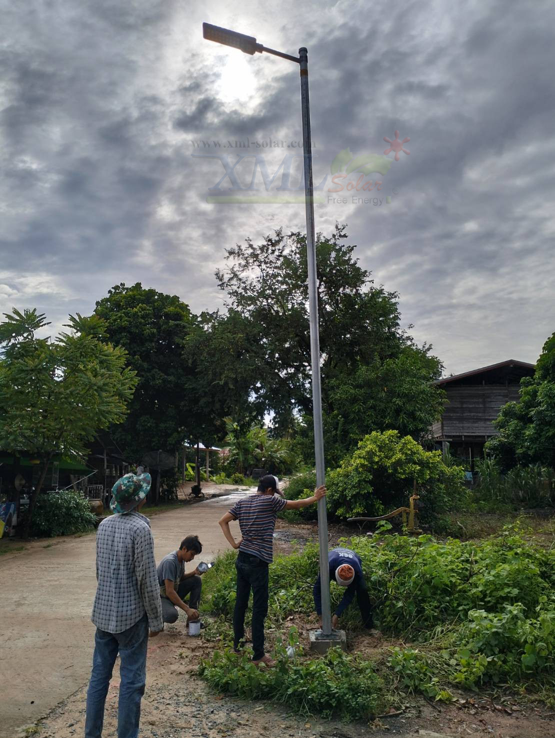 โคมไฟถนนโซล่าเซลล์ XML-Solar 300W (แสง : ขาว)(สว่างค้าง)
