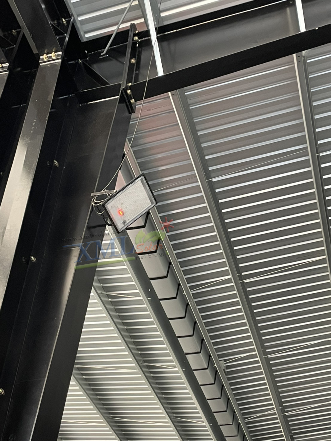 ไฟสปอตไลท์โซล่าเซลล์ 300W SLIM (แสง : เหลืองวอมไวท์)