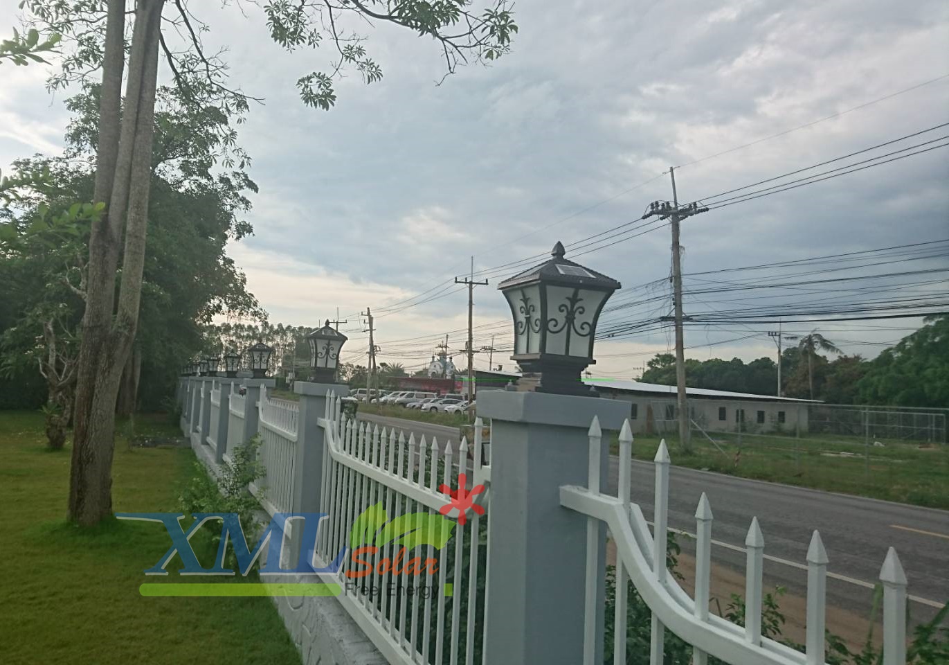 โคมไฟหัวเสาโซล่าเซลล์ + AC ทรง Grand เเบบที่ 2 (สีดำ) (เเสง : ขาว + เหลืองวอมไวท์) (45 cm.)